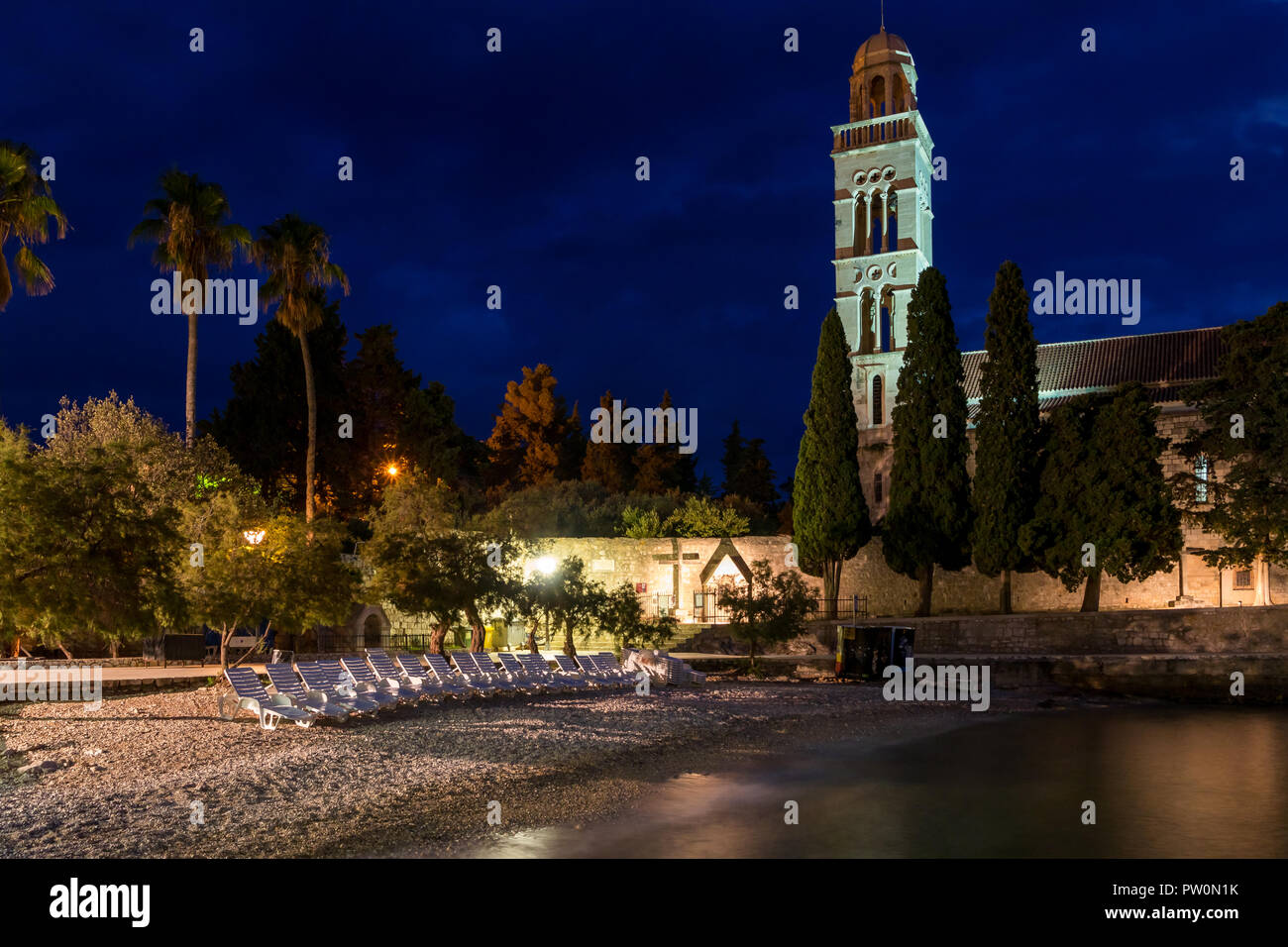 Night Shot del convento francescano a Lucica spiaggia nella città di Lesina, Hvar, Croazia, Europa Foto Stock