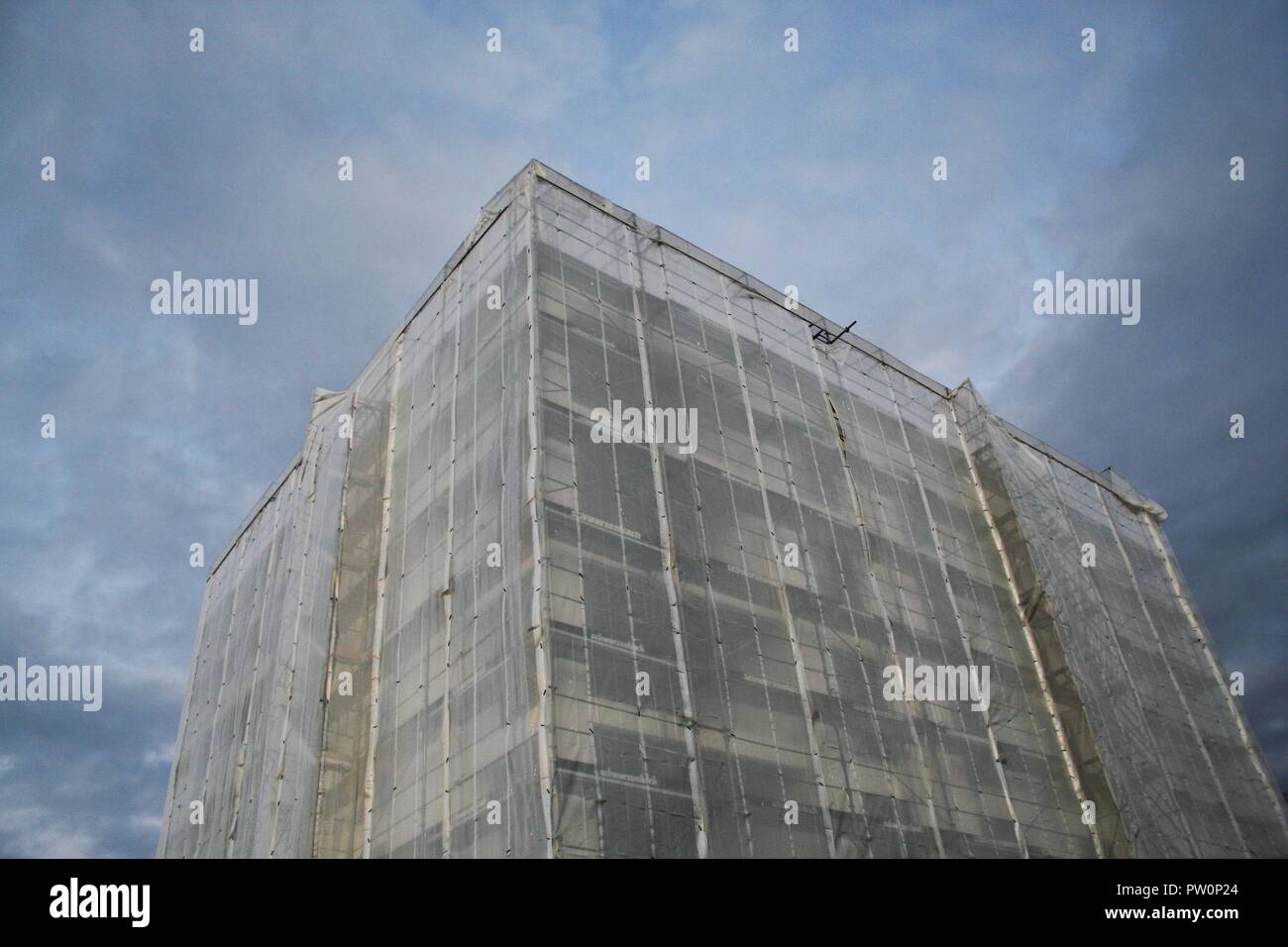 Edificio in costruzione con una impalcatura Foto Stock