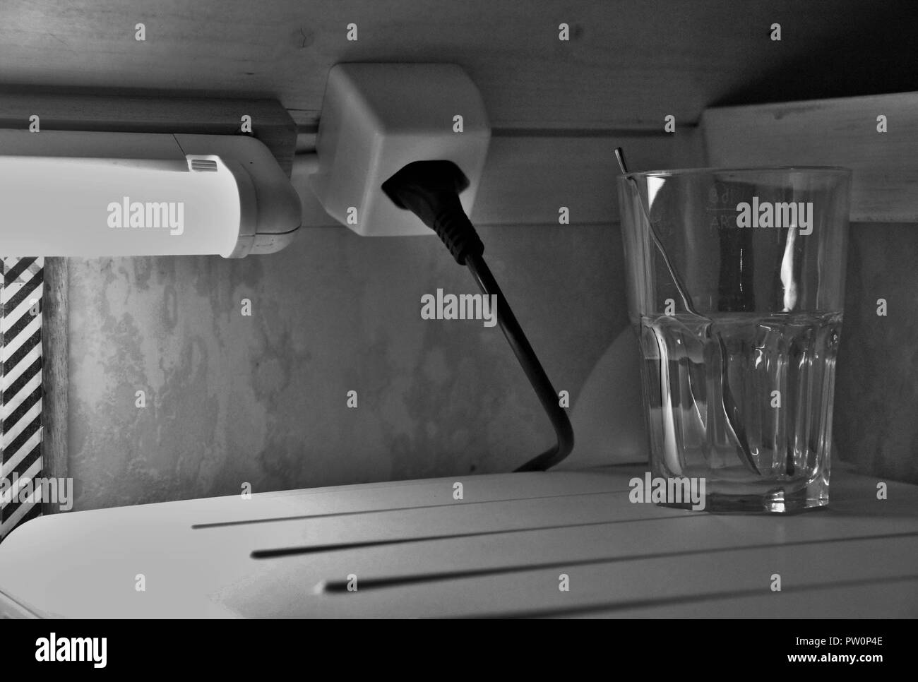 Glas accanto a una lampadina in un camper. Foto Stock