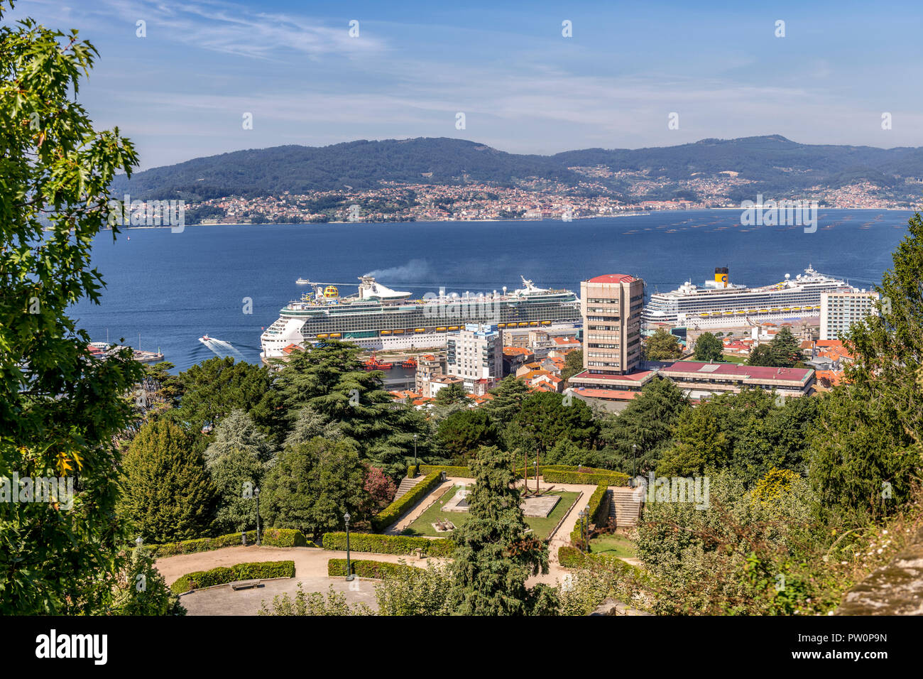 Vista vedute della baia di Vigo e porta dock dalla motivazione del Castelo do Castro Spagna Foto Stock