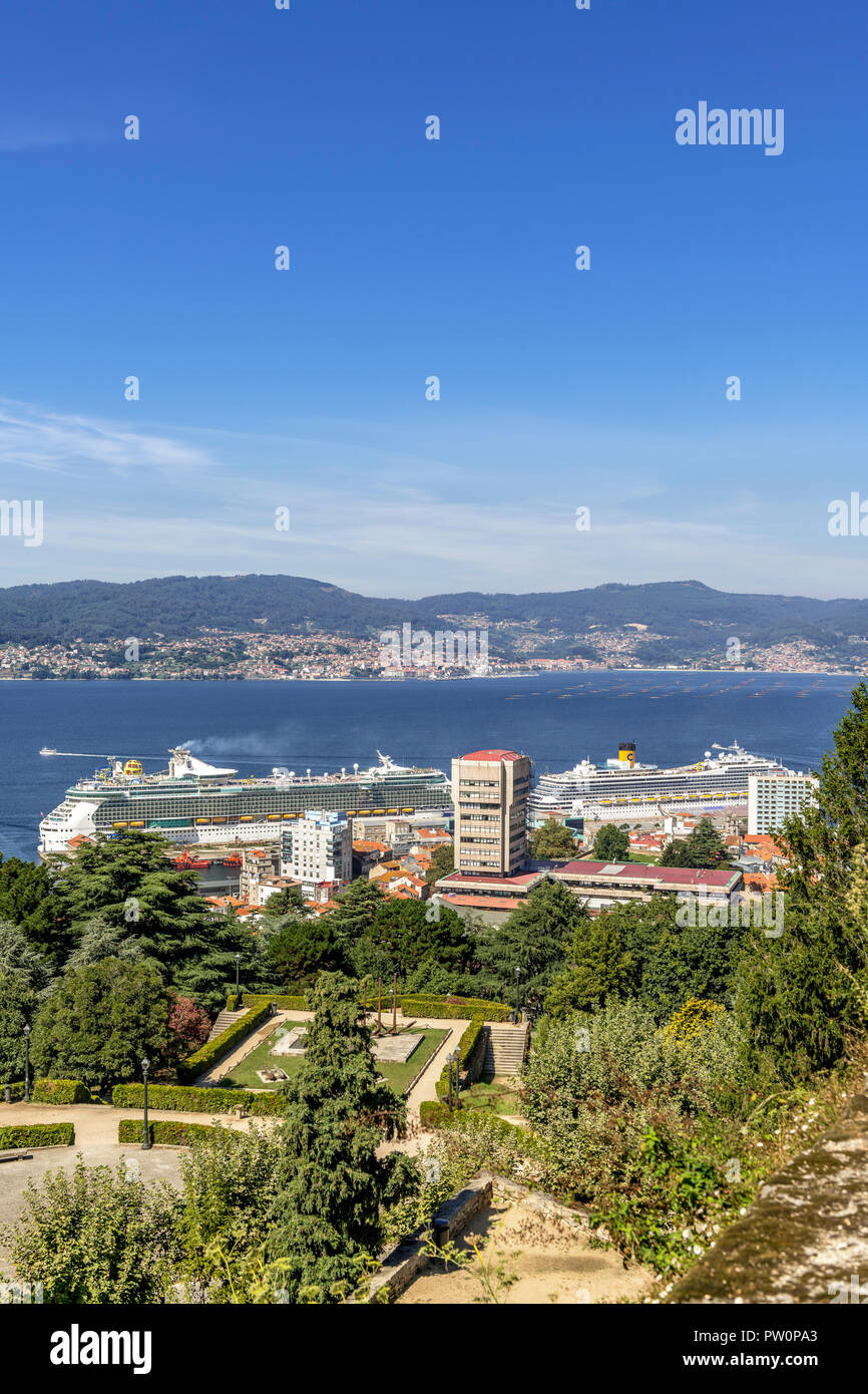 Vista vedute della baia di Vigo e porta dock dalla motivazione del Castelo do Castro Spagna Foto Stock