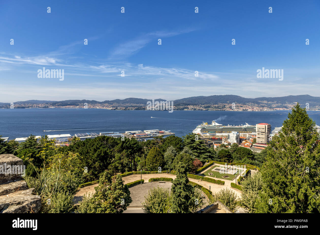 Vista vedute della baia di Vigo e porta dock dalla motivazione del Castelo do Castro Spagna Foto Stock