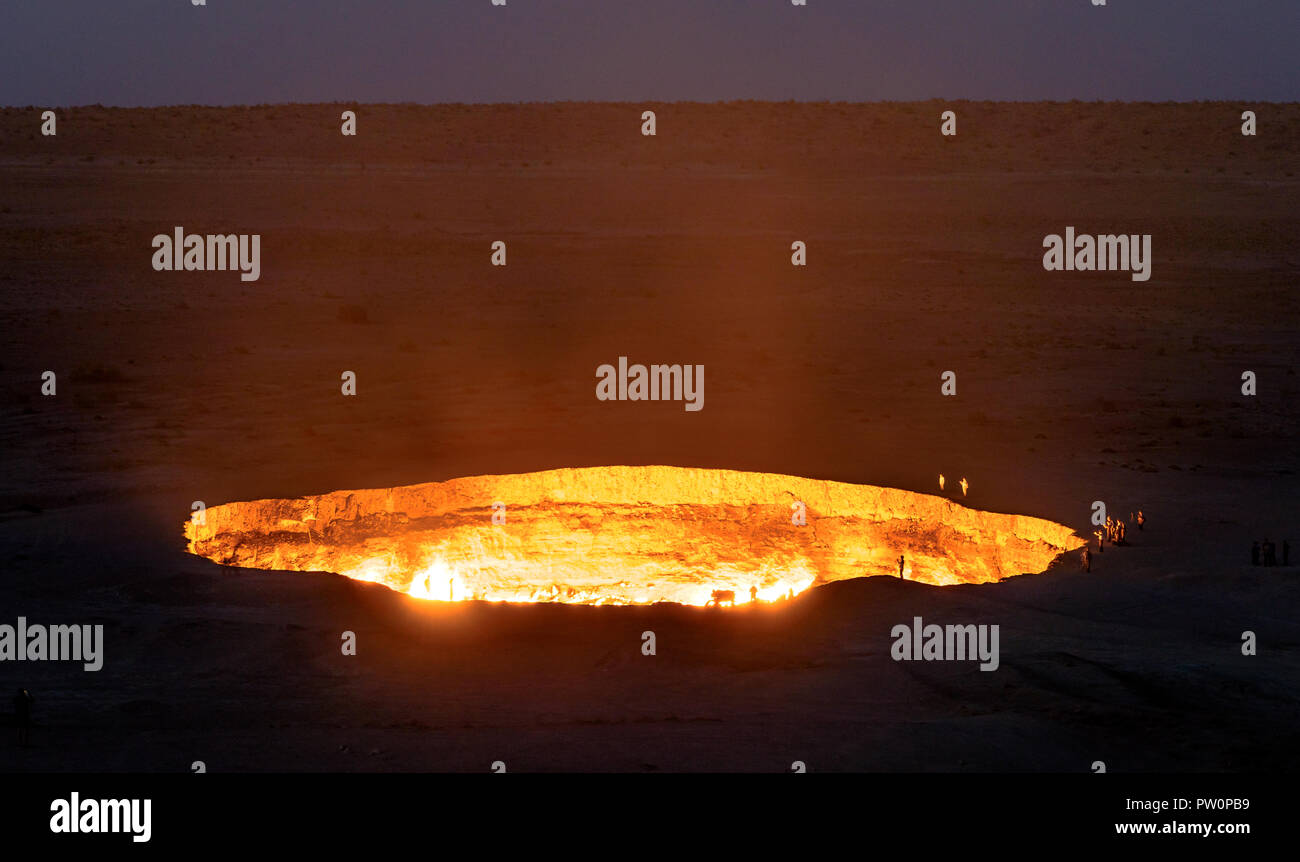 Turkmenistan porte dell'inferno cratere gas fuoco nel deserto del Karakum vicino Darvaza. La masterizzazione di gas metano nel cratere Derweze nel deserto del Karakum. Porta a hell in tu Foto Stock