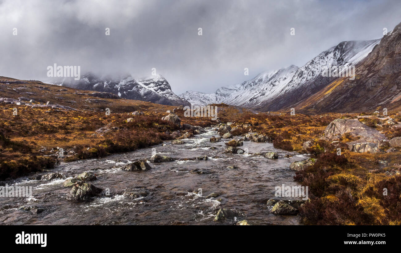 Ricerca di Coire Lair per Beinn Liath Mhòr (926m) una scozzese highland monte situato nella zona remota tra Strathcarron e Glen Torridon in noi Foto Stock