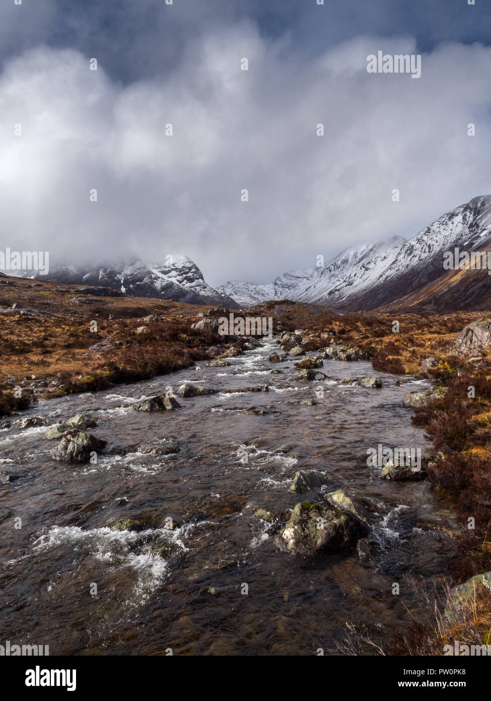 Ricerca di Coire Lair per Beinn Liath Mhòr (926m) è un altopiano Scozzese monte situato nella zona remota tra Strathcarron e Glen Torridon in Foto Stock