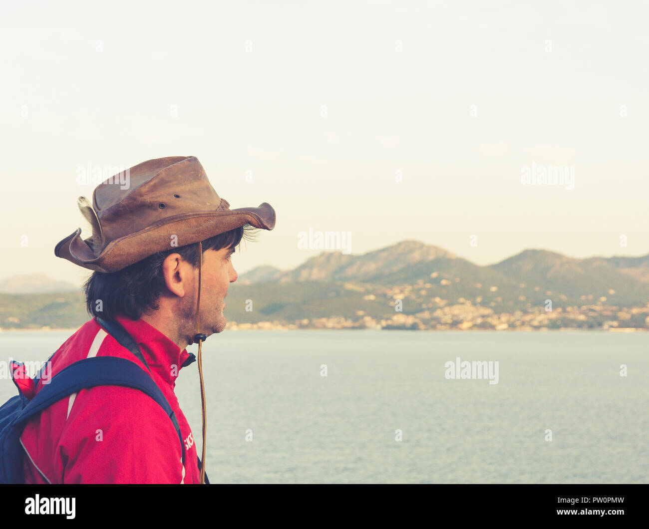 OLBIA, Sardegna, Italia - 29 aprile 2018: turistici su una nave da crociera guarda la città di Olbia, Sardegna, Italia Foto Stock