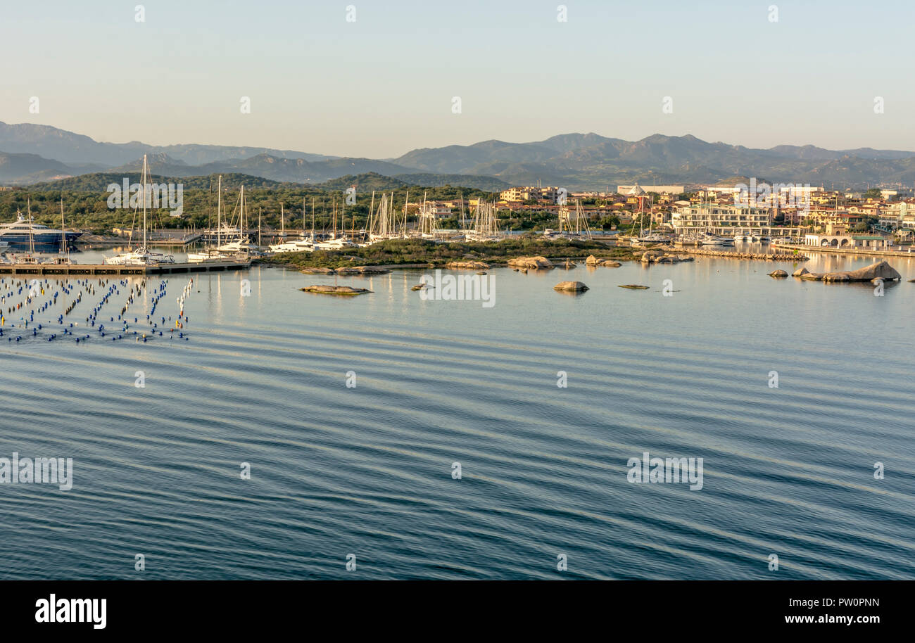 Olbia in Sardegna. Il paesaggio intorno a Olbia, vista dalla nave da crociera in arrivo al porto di Olbia in Sardegna, scena di mattina Foto Stock
