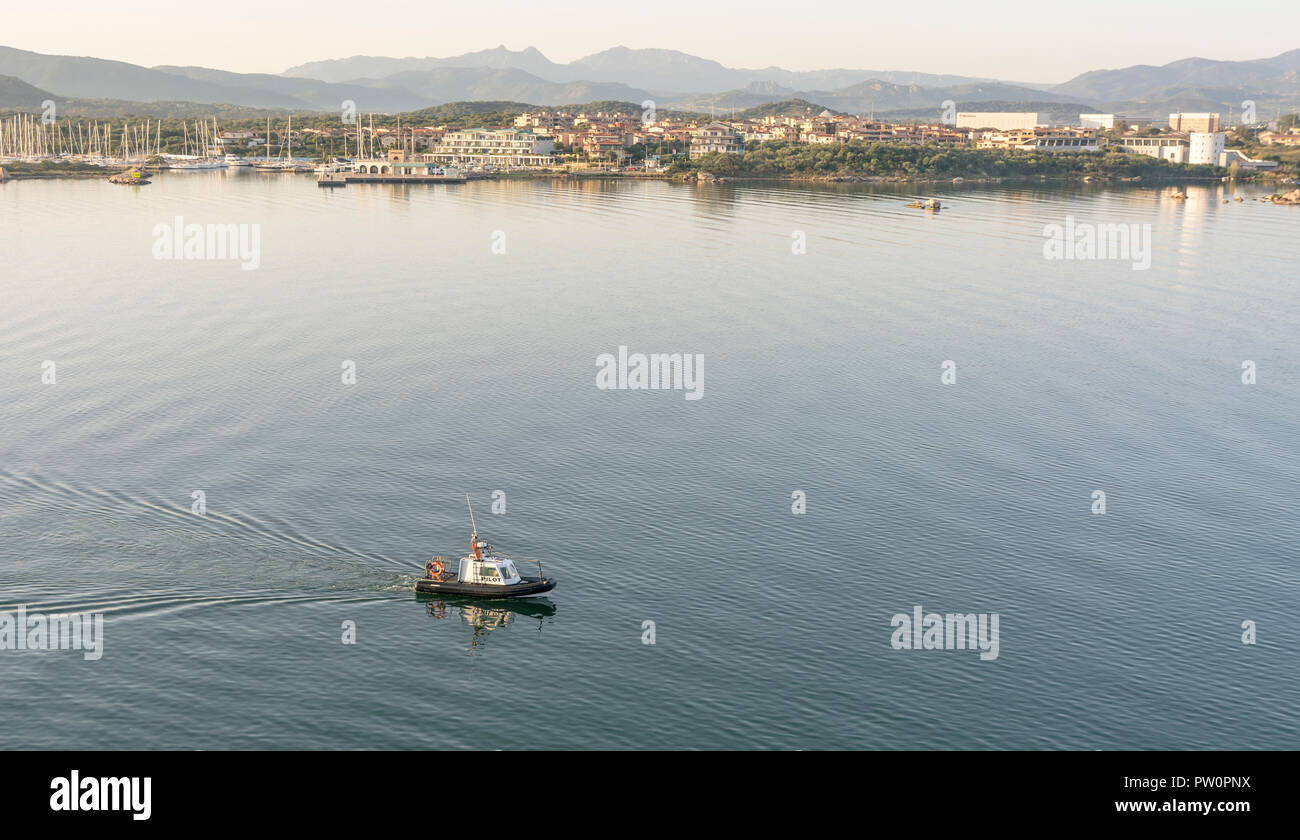 Olbia in Sardegna. Il paesaggio intorno a Olbia, vista dalla nave da crociera in arrivo al porto di Olbia in Sardegna, scena di mattina Foto Stock