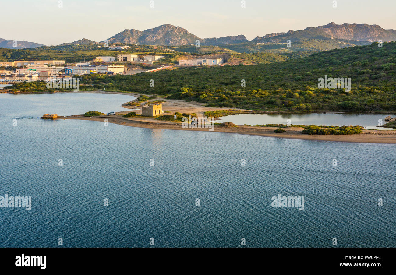 Olbia in Sardegna. Il paesaggio intorno a Olbia, vista dalla nave da crociera in arrivo al porto di Olbia in Sardegna, scena di mattina Foto Stock
