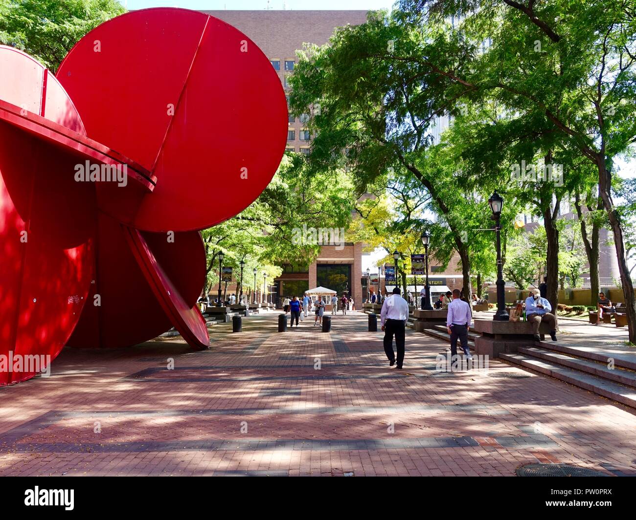 Arte pubblica, 5 in 1 scultura di Tony Rosenthal, 1 Polizia Plaza, Manhattan, New York, NY, Stati Uniti d'America con le persone. Foto Stock