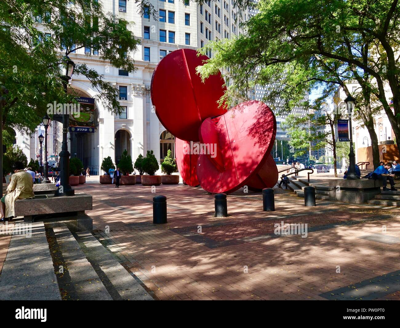 Arte pubblica, 5 in 1 scultura di Tony Rosenthal, 1 Polizia Plaza, Manhattan, New York, NY, Stati Uniti d'America con le persone. Foto Stock