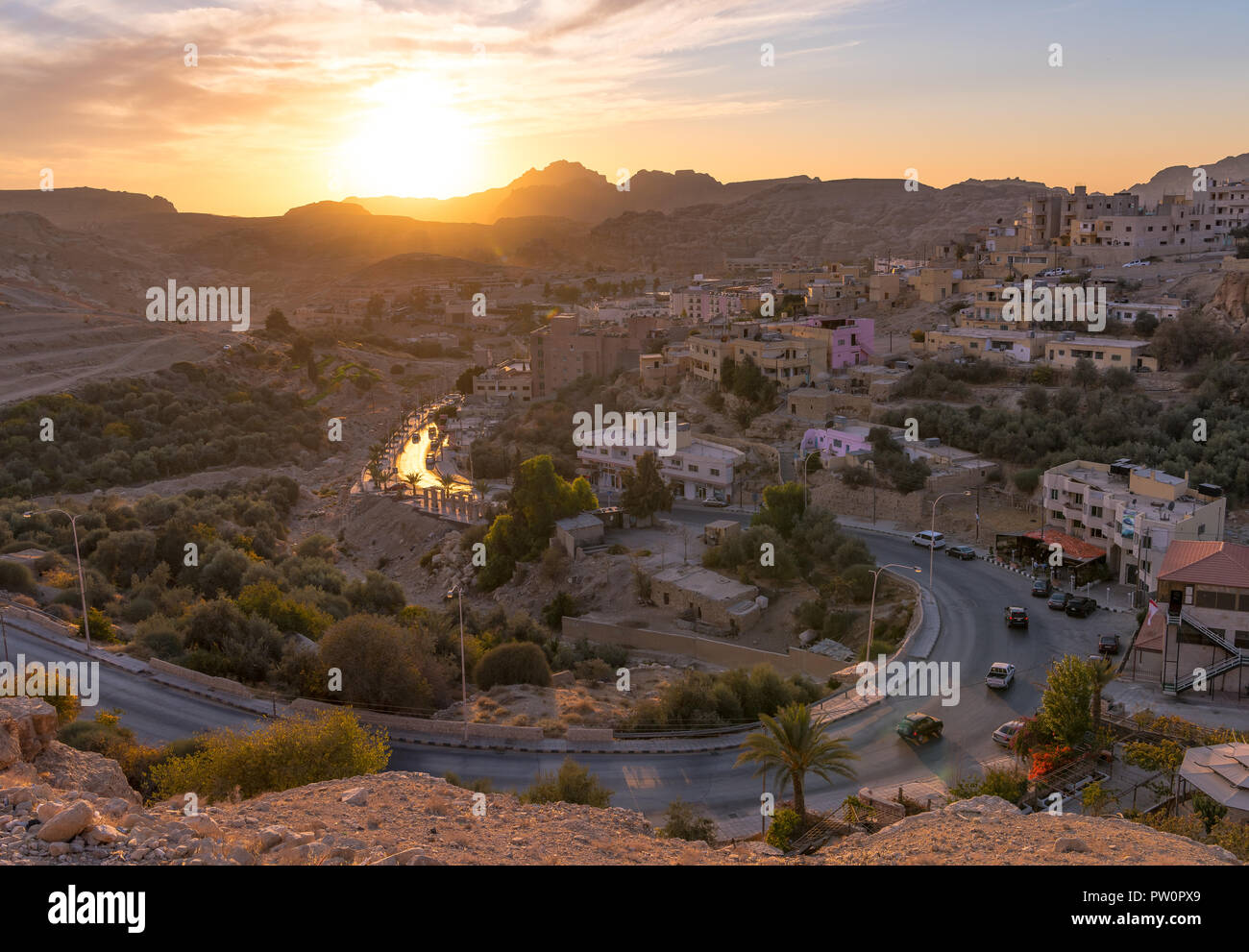 Wadi Musa, città di Petra in Giordania. Bellissimo tramonto sul wadi Musa, città situata in Ma'an Governatorato in Giordania Meridionale. È la ce amministrativo Foto Stock