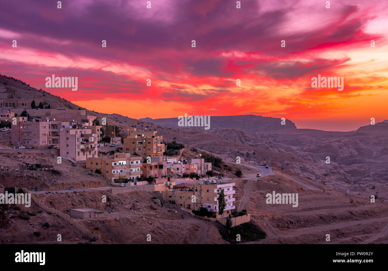 Wadi Musa, città di Petra in Giordania. Bellissimo tramonto sul wadi Musa, città situata in Ma'an Governatorato in Giordania Meridionale. È la ce amministrativo Foto Stock