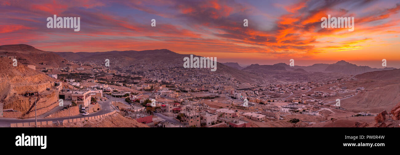 Wadi Musa, città di Petra in Giordania. Bellissimo tramonto sul wadi Musa, città situata in Ma'an Governatorato in Giordania Meridionale. È la ce amministrativo Foto Stock