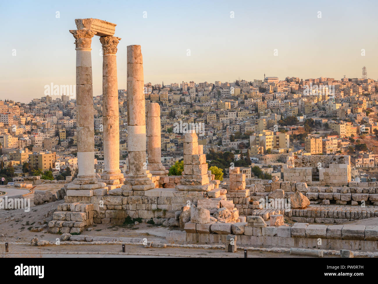 Amman, Giordania le sue rovine romane nel centro dell'antica cittadella parco nel centro della citta'. Tramonto sulla Skyline di Amman e il centro storico della città Foto Stock