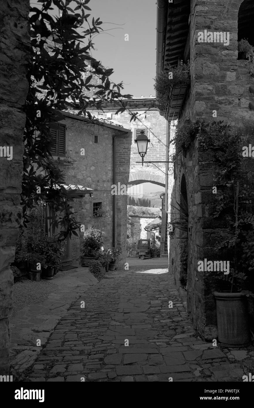 Una strada deserta all ora della siesta, Montefioralle, Toscana, Italia. Versione in bianco e nero Foto Stock