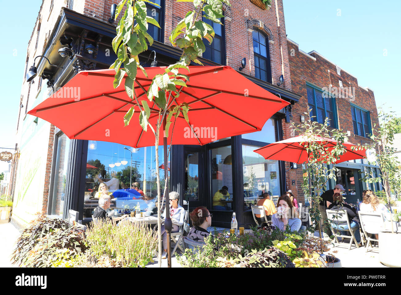 L'agricoltore la mano gourmet negozio di alimentari e il cafe' all'angolo di Bagley St e Trumbull Avenue, in Corktown, Detroit, Michigan, Stati Uniti d'America Foto Stock