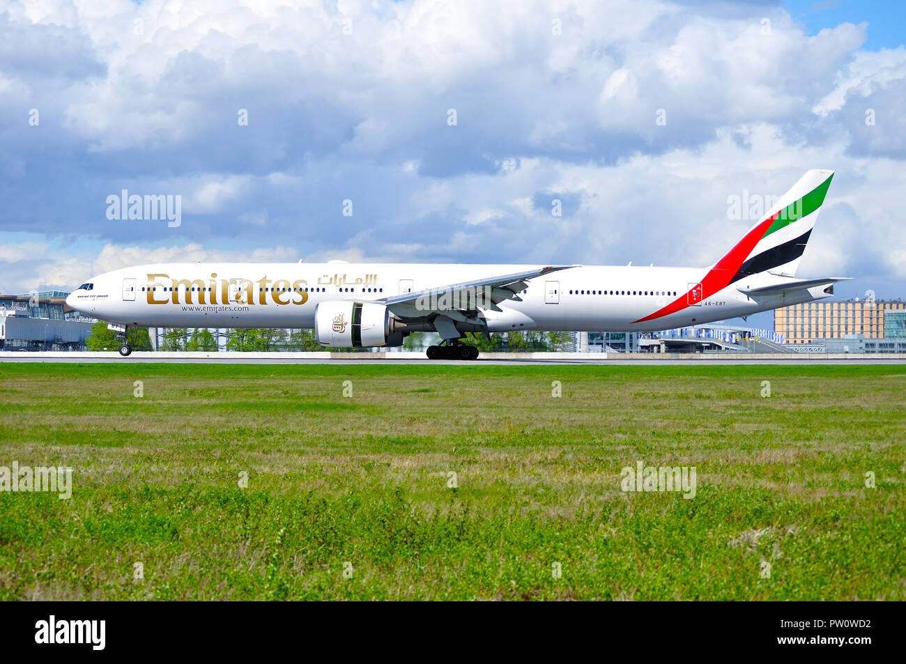 SAINT PETERSBURG, Russia - 11 maggio 2016. Emirates Airline aeromobili Boeing 777 -Numero di registrazione A6-EBY- corse in pista dopo lo sbarco in Pulko Foto Stock