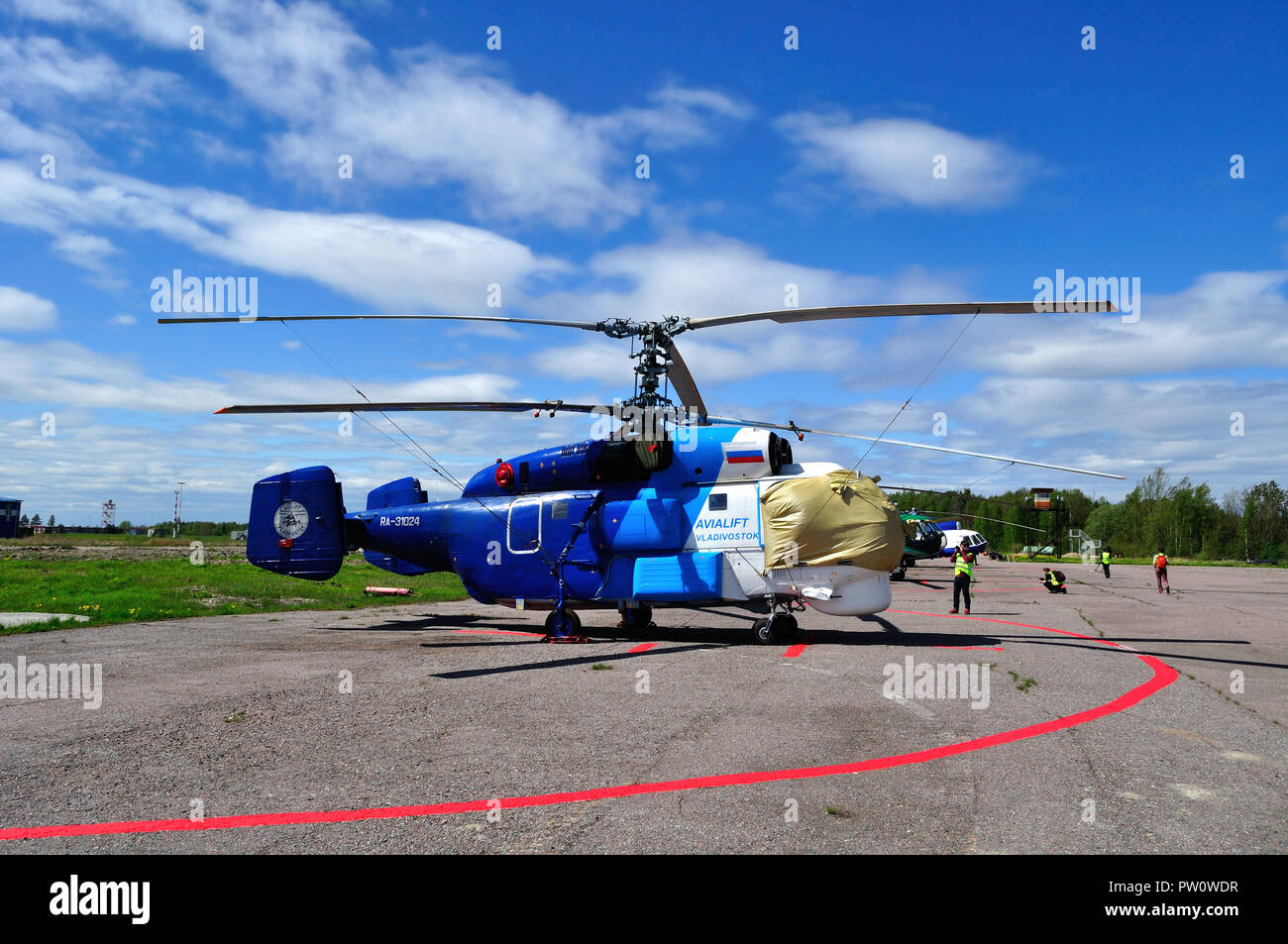 Saint Petersburg, Russia - maggio 23,2015. RA-31024 La Kamov Ka-32 S elicottero del Avialift Vladivostok Aviation Company presso il parcheggio a Pulkovo airpo Foto Stock