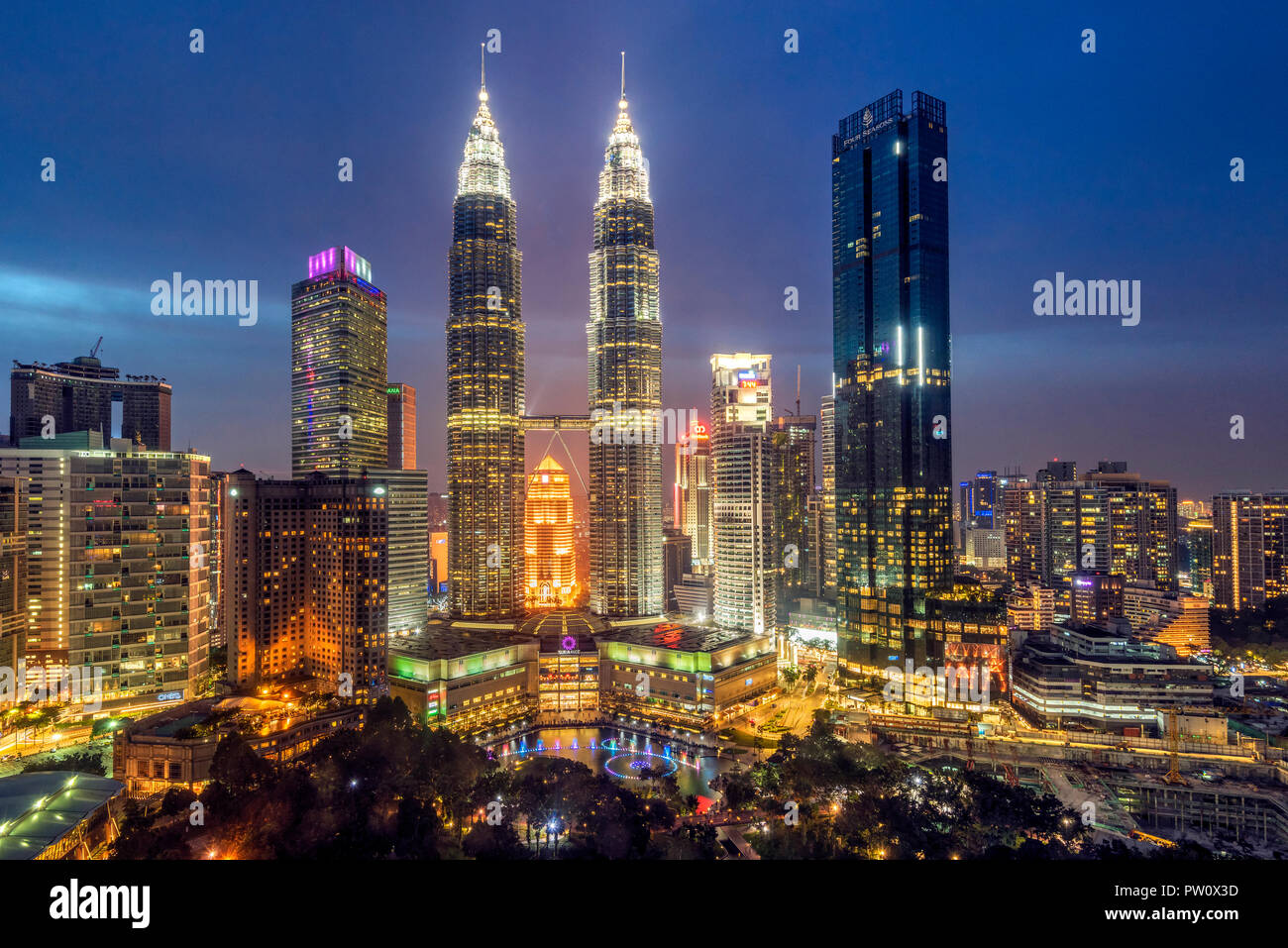 Skyline della città con torri Petronas di notte, Kuala Lumpur, Malesia Foto Stock