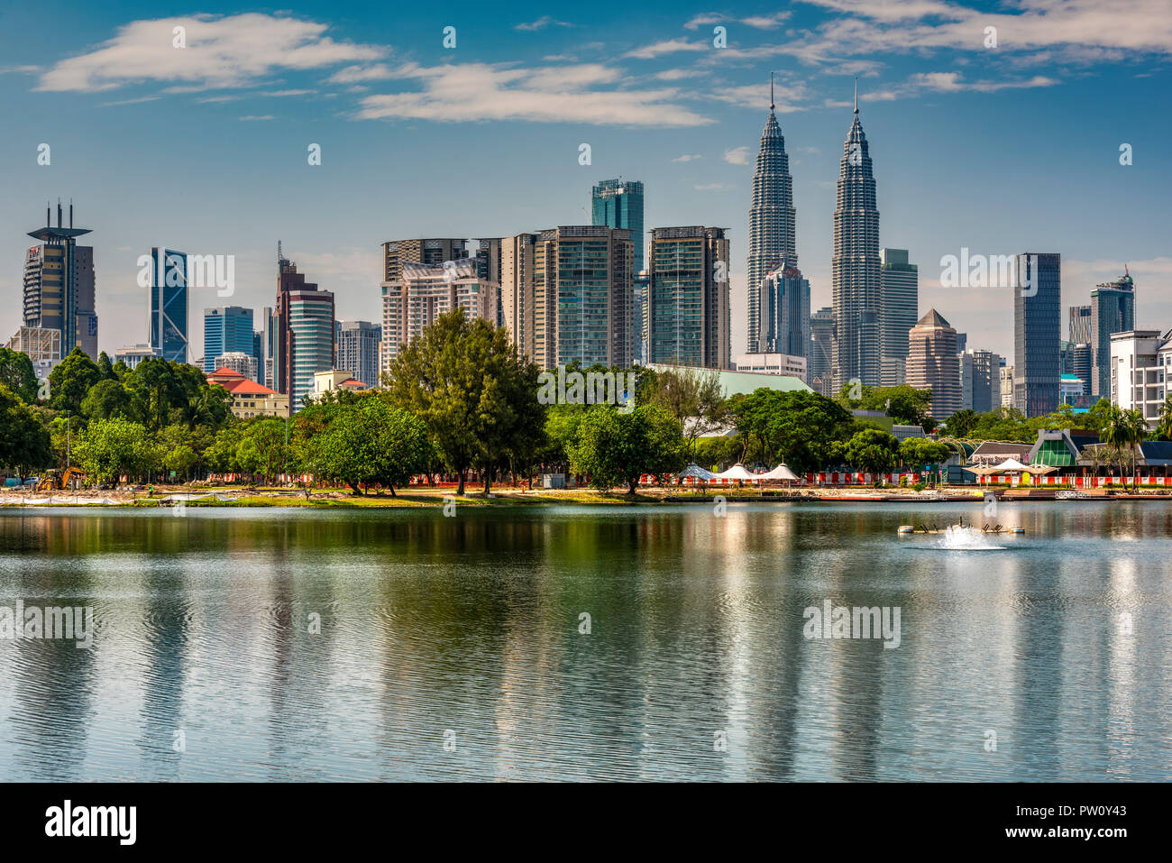 Lago Titiwangsa e dello skyline della città con torri Petronas, Kuala Lumpur, Malesia Foto Stock