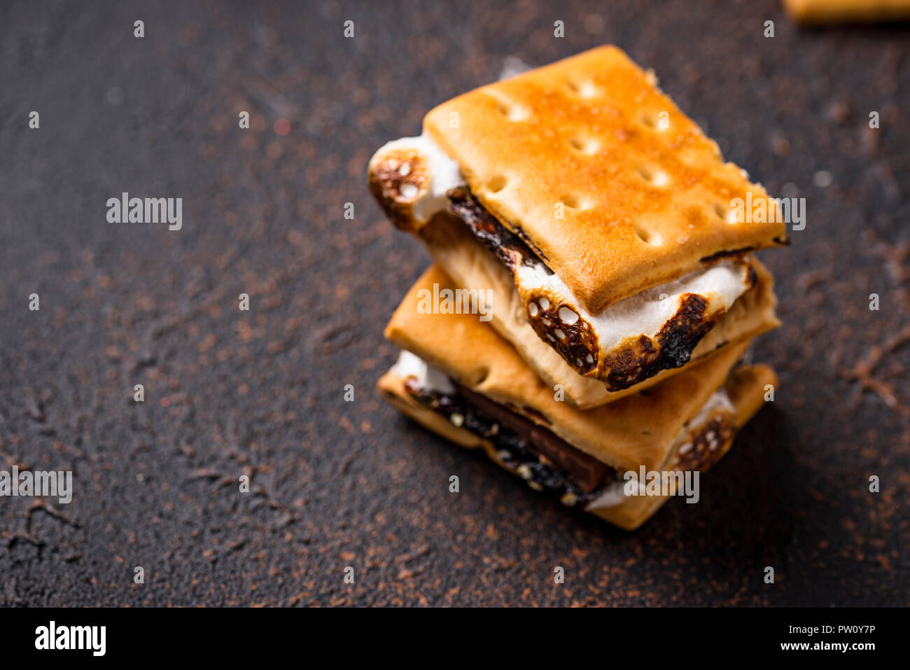 In casa s'more con cracker, marshmallows e cioccolato Foto Stock