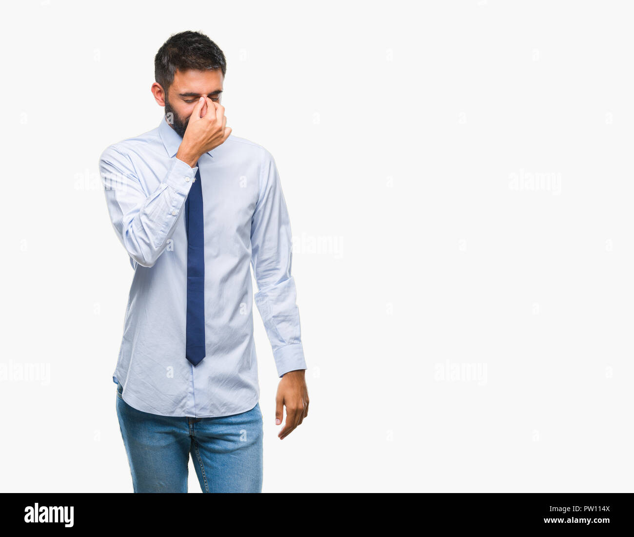 Ispanica adulto uomo d affari su sfondo isolato stanco strofinando il naso e gli occhi sensazione di stanchezza e mal di testa. Stress e frustrazione concetto. Foto Stock