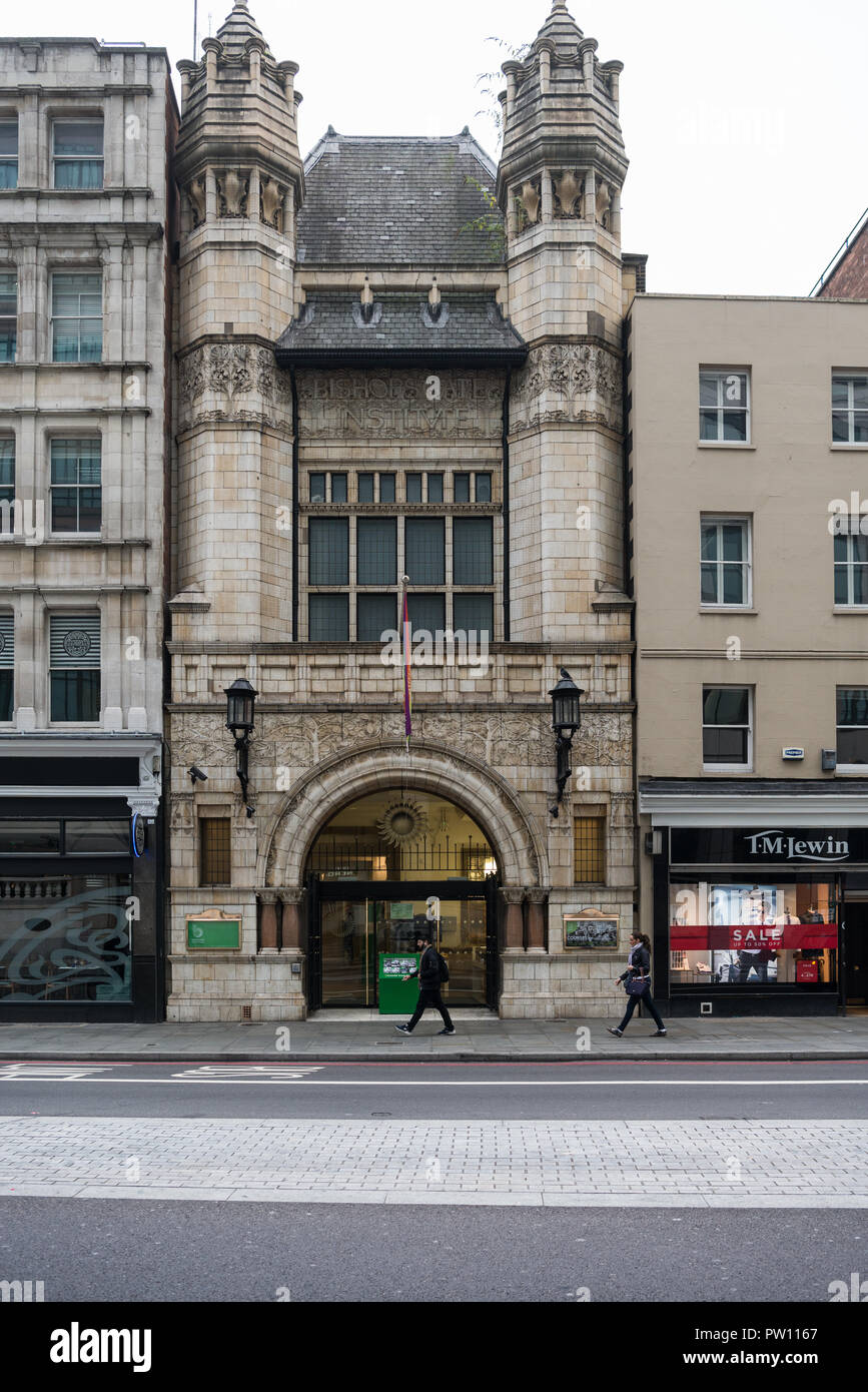 La facciata anteriore di Bishopsgate Institute di Bishopsgate, City of London, England, Regno Unito Foto Stock