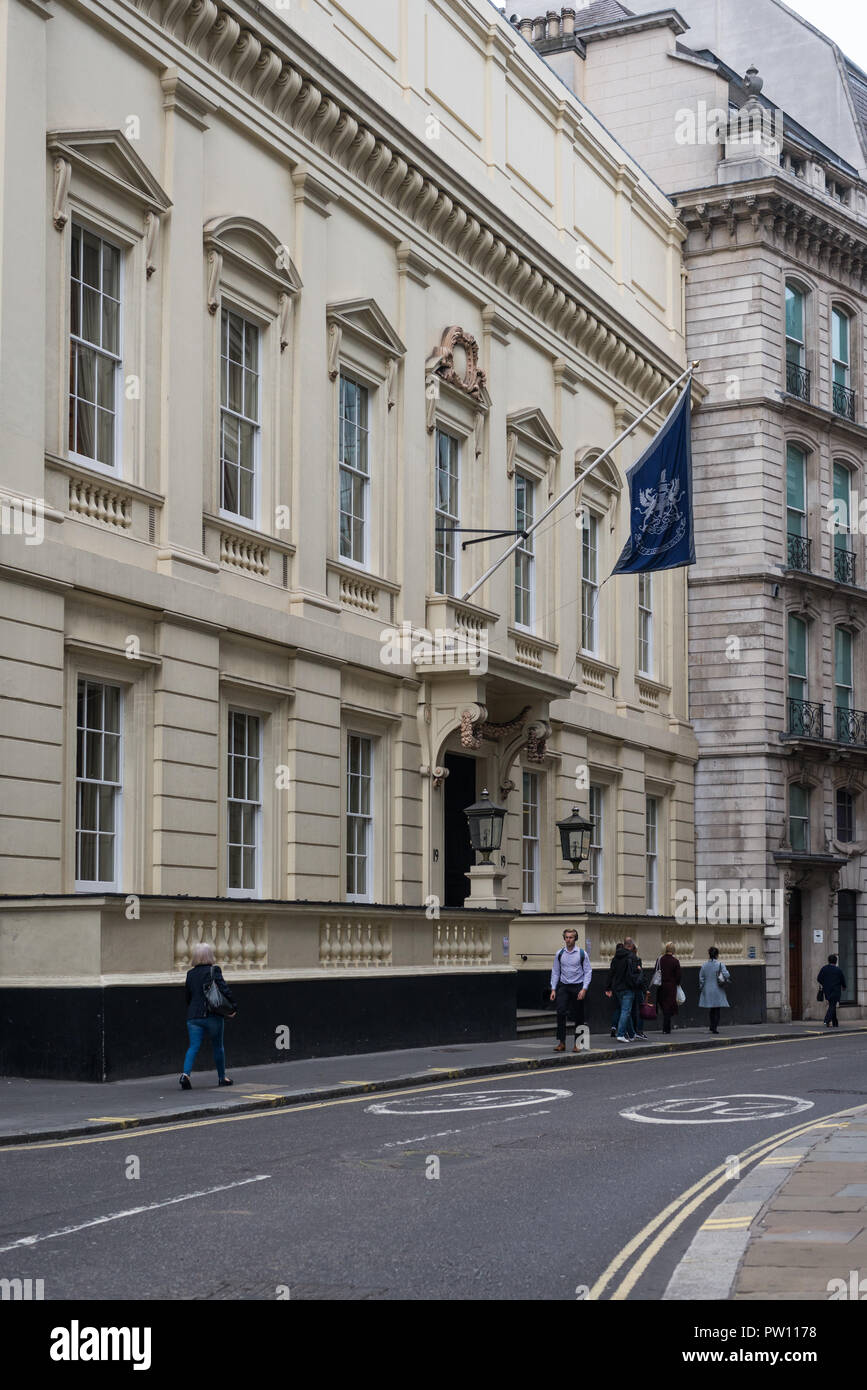 I pedoni a piedi passato la città di Londra Club edificio in Old Broad Street, London, England, Regno Unito Foto Stock