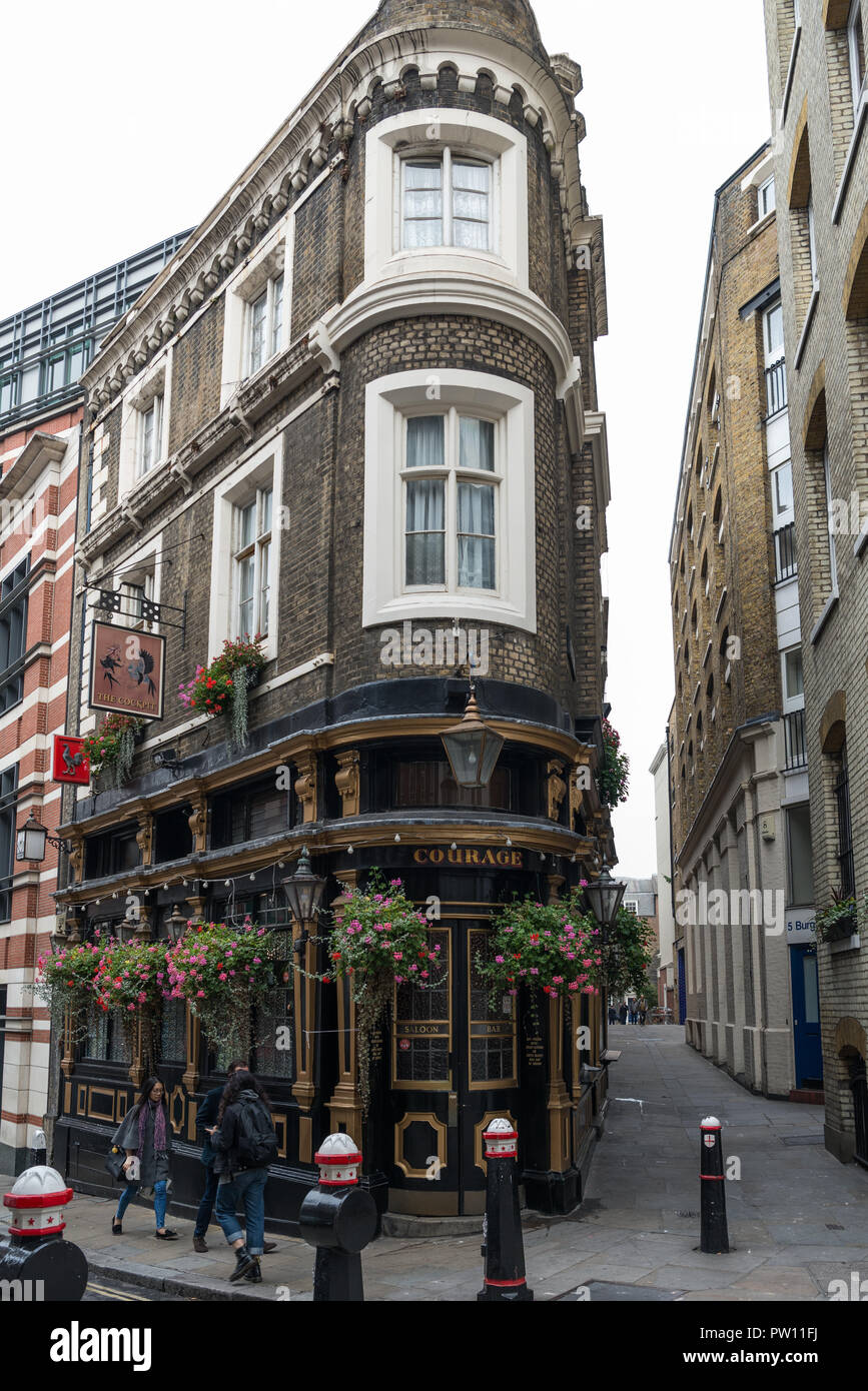 Esterno del cockpit public house, St. Andrew's Hill, città di Londra, Regno Unito Foto Stock