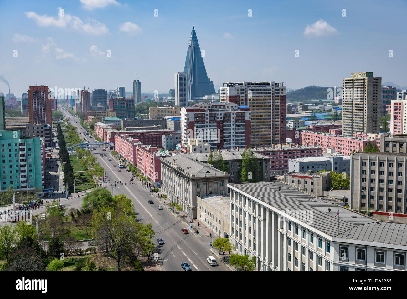 Città di Pyongyang scape, skyline di Pyongyang in Corea del Nord, capitale della Repubblica democratica popolare di Corea (Repubblica democratica popolare di Corea), strada, automobili e grattacieli Foto Stock