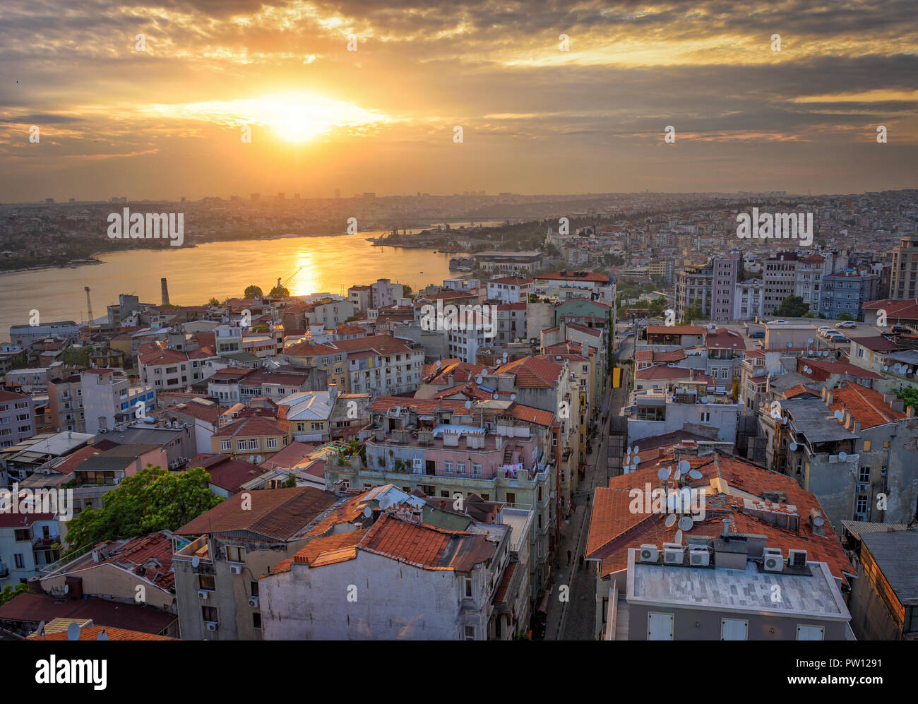 Tramonto a Istanbul Turchia visto dalla Torre di Galata oltre il fiume Bosforo e Golden Horn, morbida luce di sole cityscape grattacieli e skyline istanbul Foto Stock