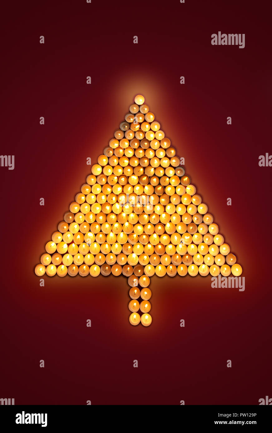Concetto di un albero di Natale fatto di candele tremolanti, vacanze, celebrazione Foto Stock