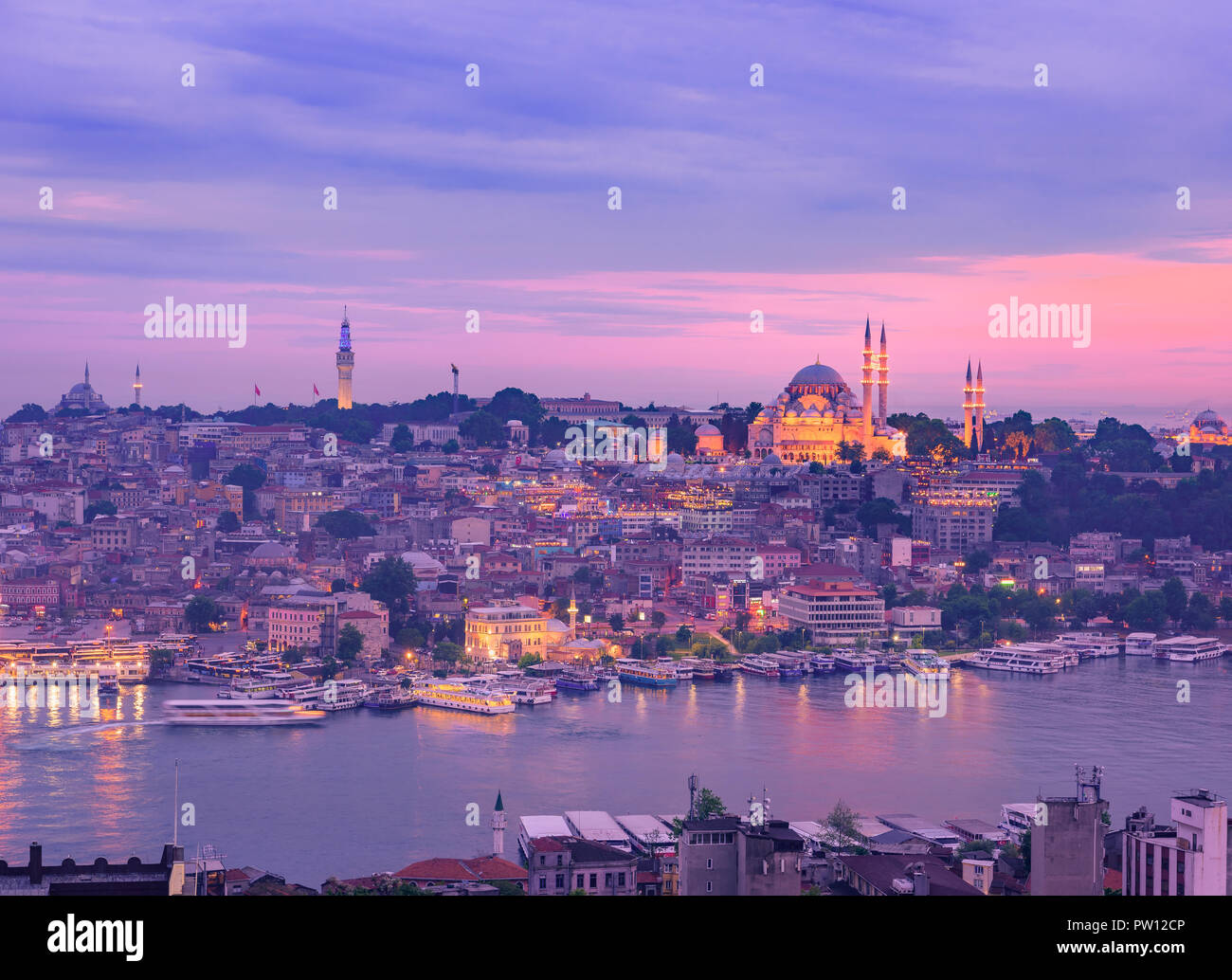 Tramonto a Istanbul Turchia visto dalla Torre di Galata oltre il fiume Bosforo e Golden Horn, morbida luce di sole cityscape grattacieli e skyline istanbul Foto Stock