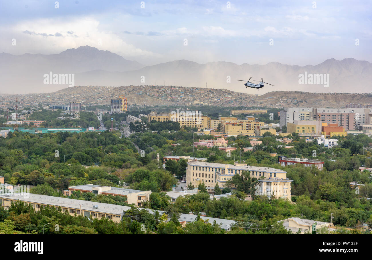 Afghanistan Kabul city scape skyline, capitale Kabul colline e montagne con case ed edifici Foto Stock