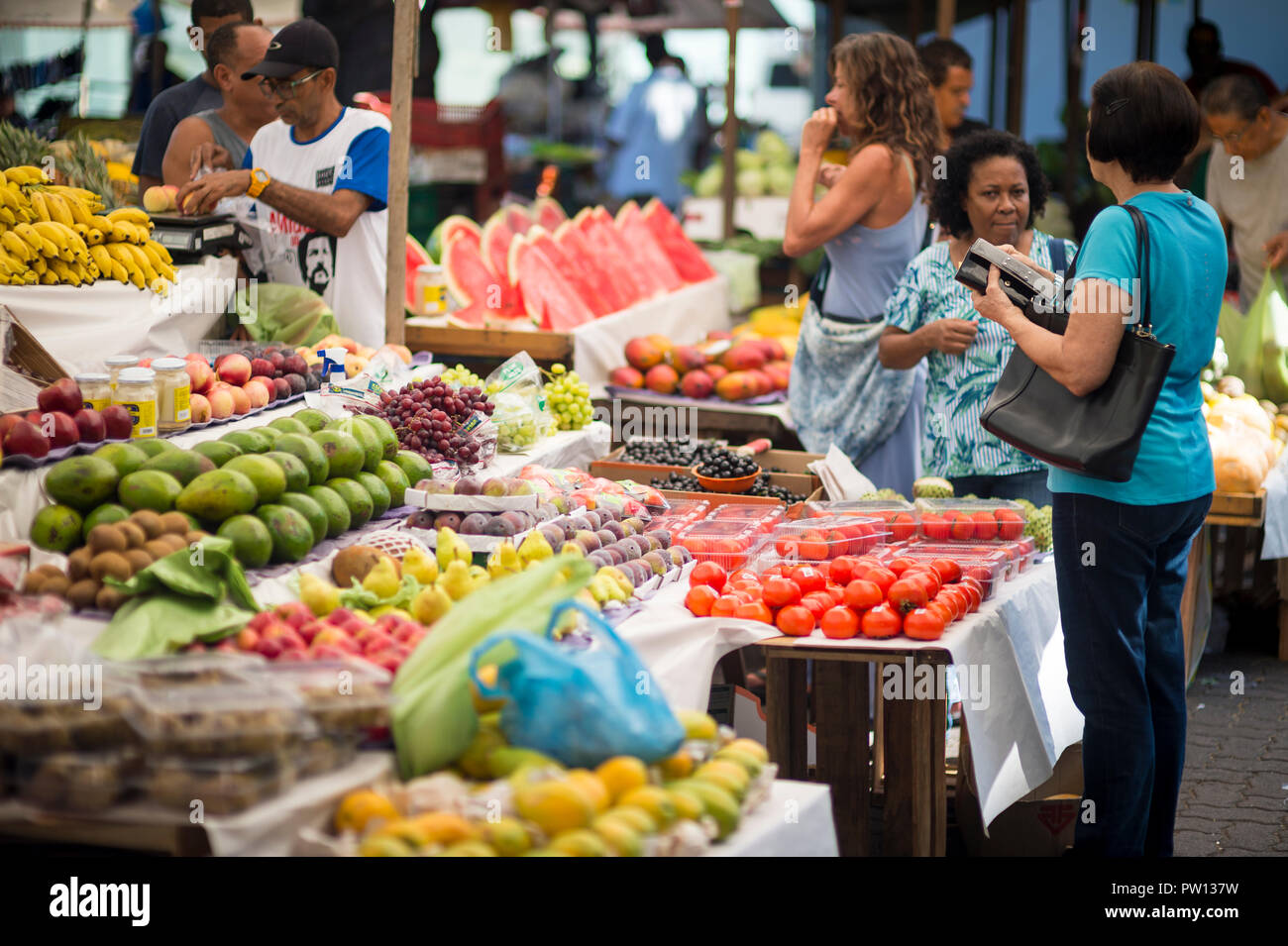 RIO DE JANEIRO - circa Febbraio, 2018: fornitori tendono a clienti al settimanale di frutta tropicale nel mercato Ipanema. Foto Stock