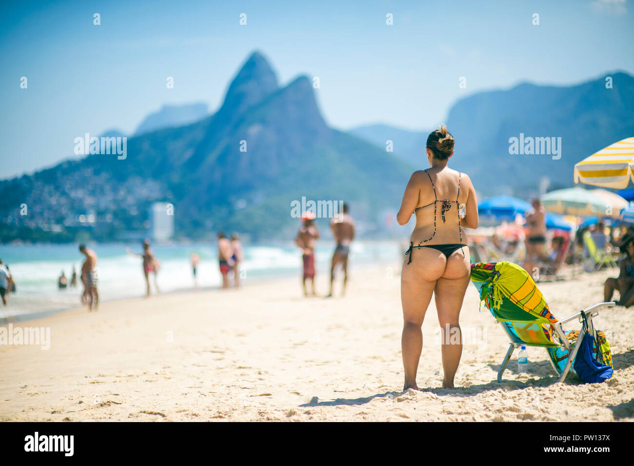 Vista panoramica della spiaggia di Ipanema su un luminoso pomeriggio estivo sotto il profila silhouette di due fratelli Montagna in Rio de Janeiro, Brasile Foto Stock