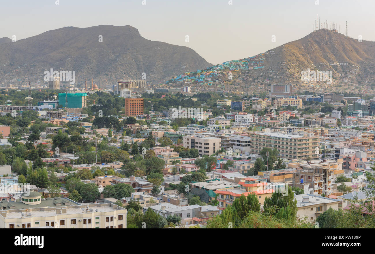 Afghanistan Kabul city scape skyline, capitale Kabul colline e montagne con case ed edifici Foto Stock