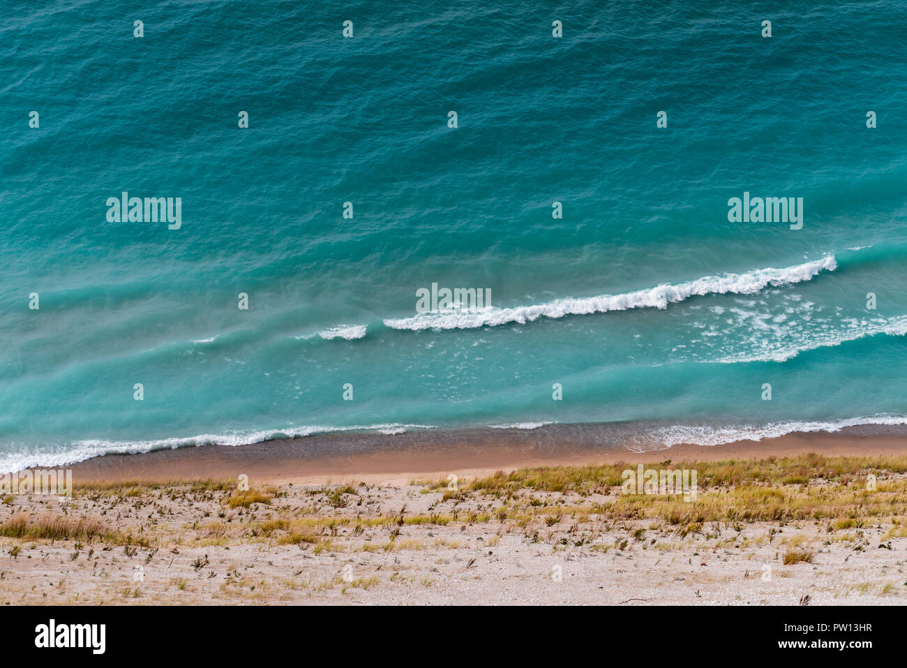 Vista sul Lago Michigan dalla sommità di una duna in Sleeping Bear Dunes National Lakeshore, Impero, Michigan, Stati Uniti d'America. Foto Stock