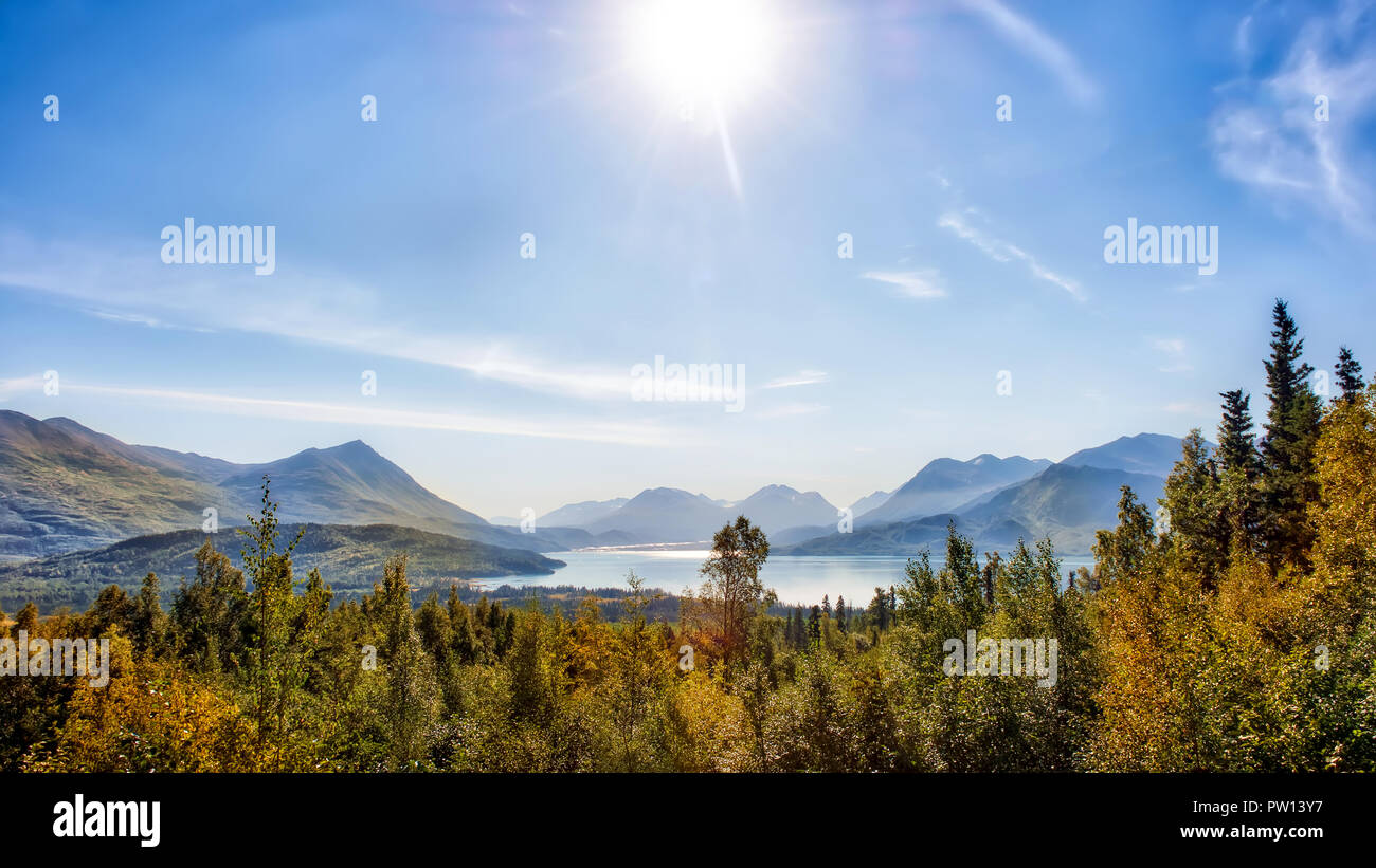 Spettacolare vista delle montagne e lago Skilak durante la stagione autunnale sulla penisola di Kenai dell Alaska Foto Stock