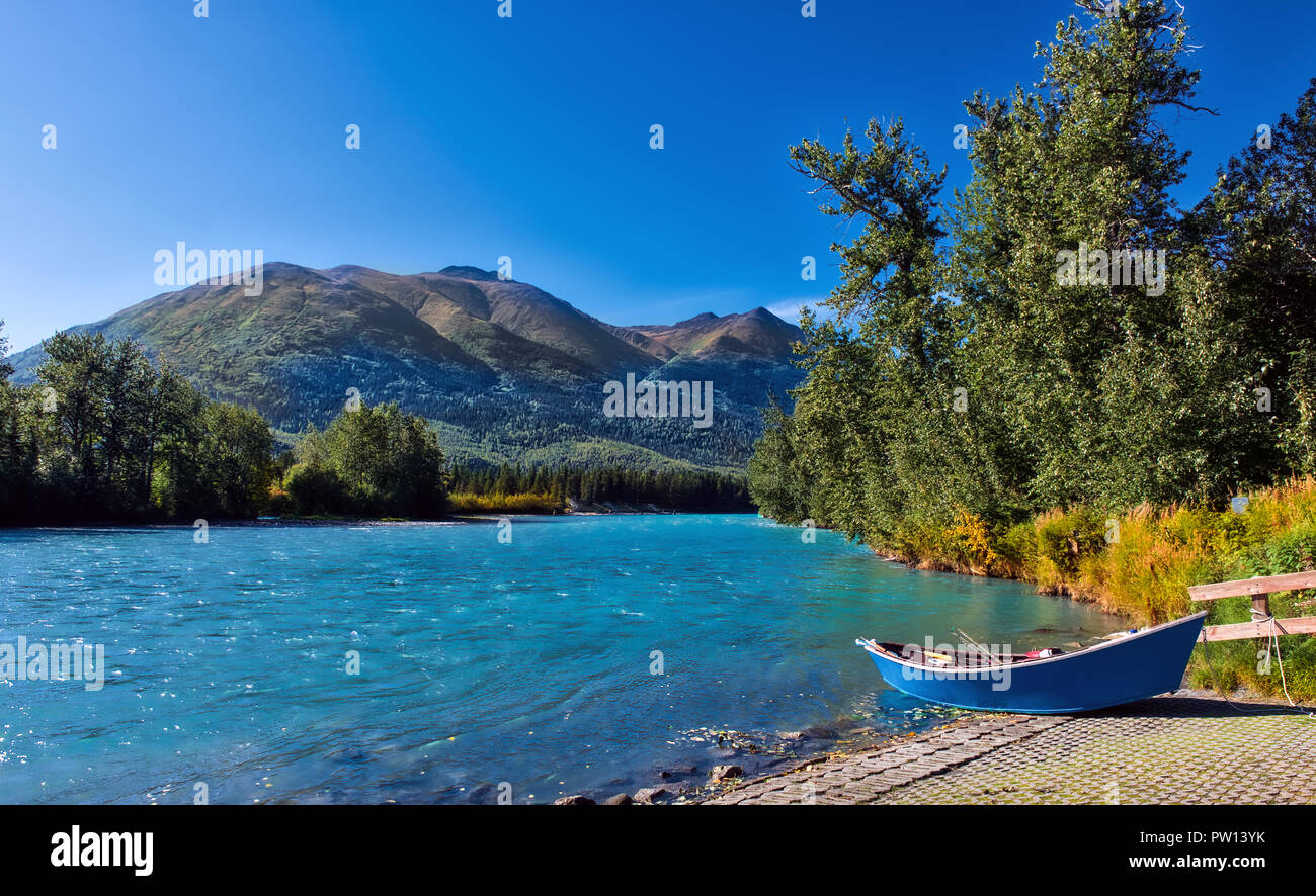 Canoa su una barca avvio accanto al bellissimo aqua blue acque glaciali del Kenai river in Alaska Foto Stock