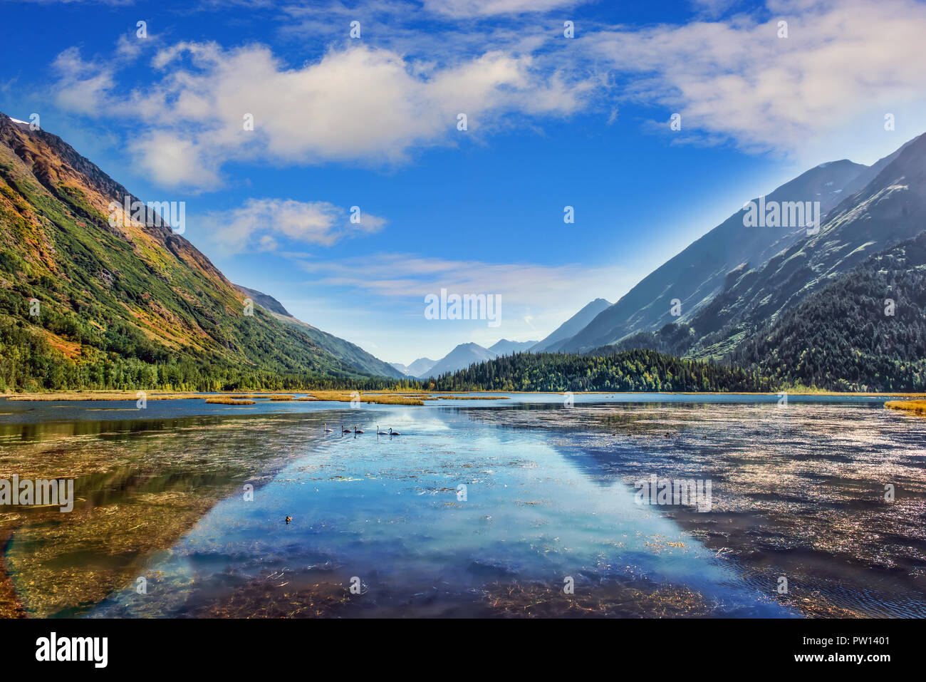 Idilliaco lago di montagna con i colori autunnali sulla penisola di Kenai in Alaska Foto Stock