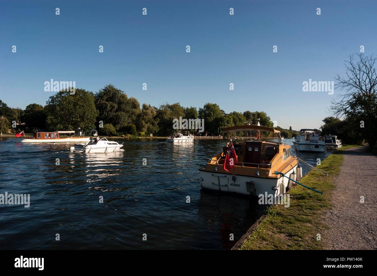 Un tradizionale fiume dopo un paio di incrociatori fluviale sul fiume Tamigi a Marlow nel Buckinghamshire, Gran Bretagna Foto Stock