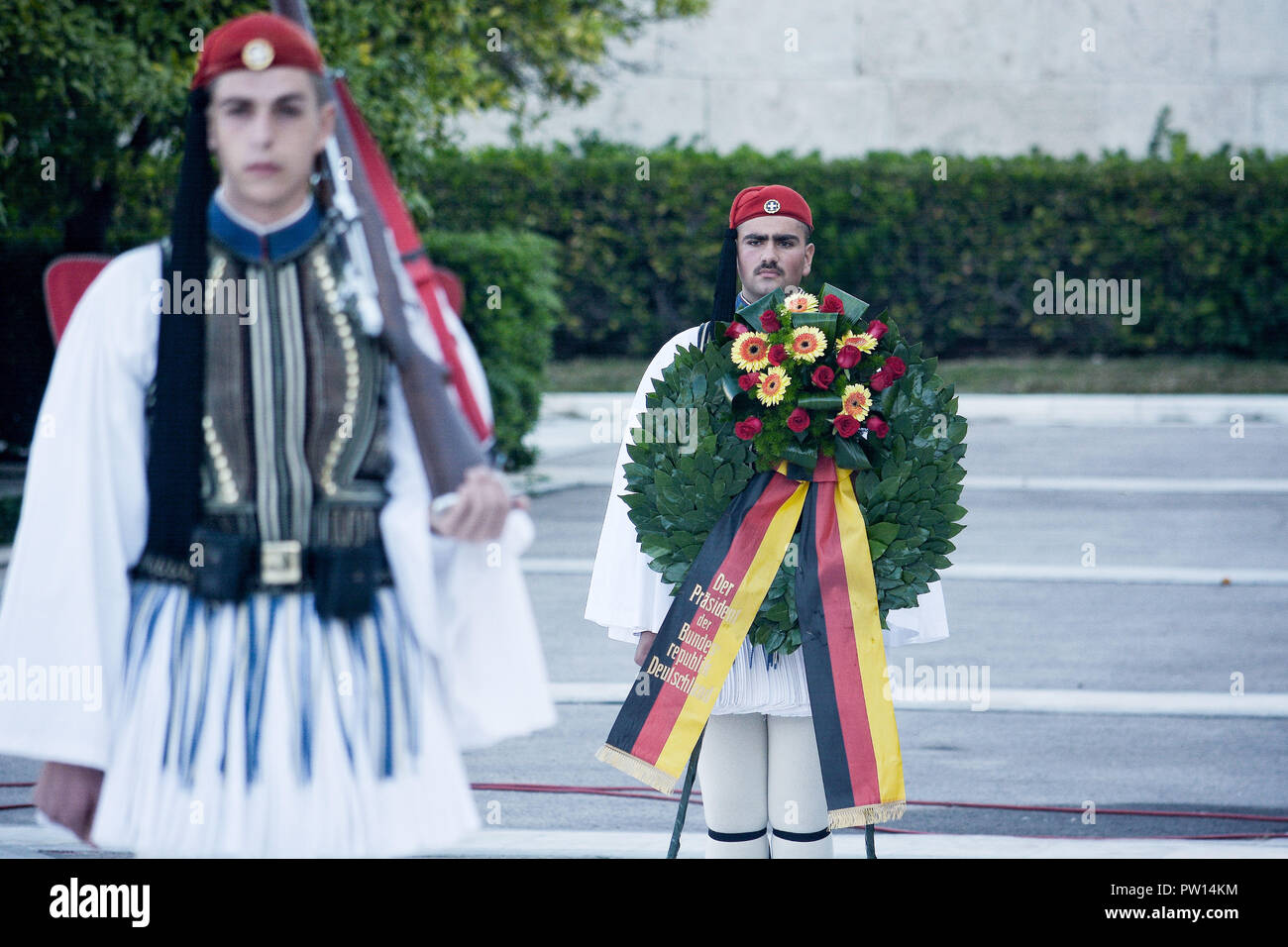 Atene, Grecia. 11 ott 2018. Membri del Greco guardie presidenziali visto prima la ghirlanda cerimonia con il Presidente della Repubblica federale di Germania, Frank Walter Steinmeier, di fronte al monumento del Soldato sconosciuto durante la sua visita ufficiale ad Atene. Credito: SOPA Immagini limitata/Alamy Live News Foto Stock