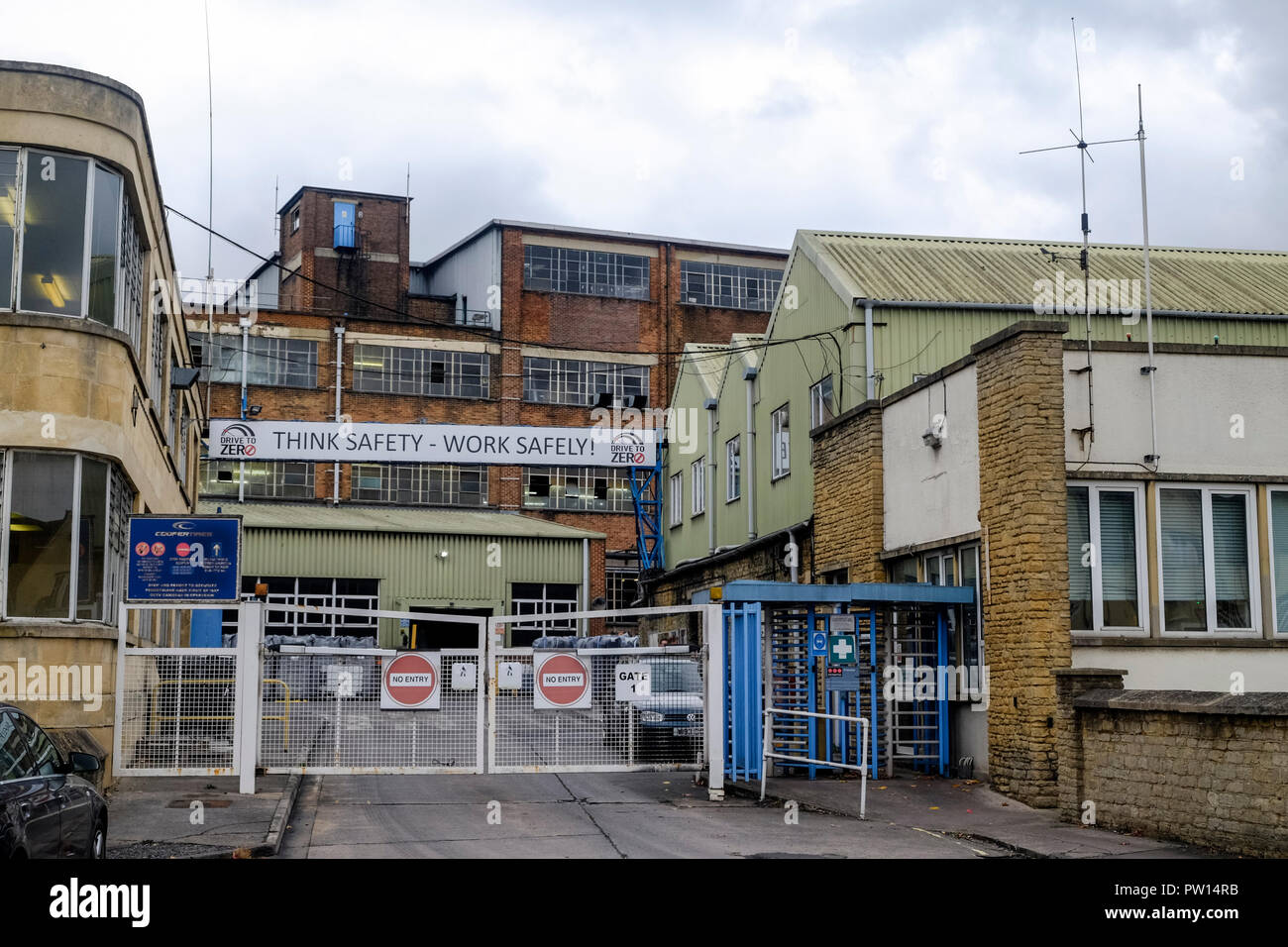 Melksham, Wiltshire. 11 ott 2018. Ditta americana Cooper pneumatici anounces piano per tagliare 300 posti di lavoro presso il suo stabilimento nel Regno Unito. 732 lavoratori hanno detto che la loro fabbrica 'did non soddisfano le economie di scala' e alcuni di produzione sarebbe spostare overeseas. Come pneumatici Avon la fabbrica è stata in Melksham fin dal 1890. ©Alamy Live News / News JMF Foto Stock