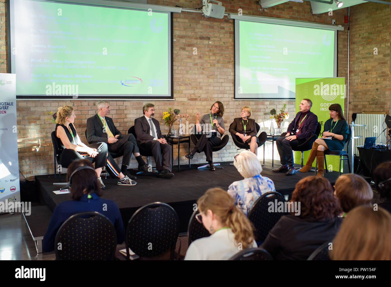 11 ottobre 2018, Berlin: Janine Nuyken (l-r), Vicepresidente per lo sviluppo organizzativo presso l Università Europea Viadrina, Rettore dell'Università per usi agricoli e per l Educazione Ambientale Vienna, Rüdiger Bolz, Direttore del Goethe-Institut Mosca e la regione Europa orientale/Asia centrale, Gesine Dornblüth, giornalista con focus su Europa orientale e Asia centrale, Nino Doborjginidze, Direttore del Centro per la ricerca in campo linguistico a Ilia Università Statale di Tbilisi e Mikhail Minakov, DAAD Visiting Professor all'Università europea Viadrina, discutere insieme su uno stadio d Foto Stock