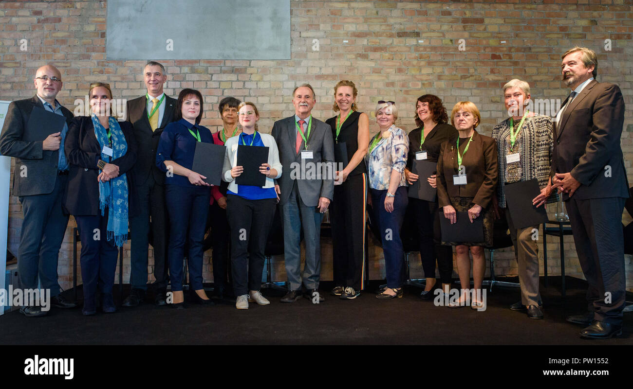 11 ottobre 2018, Berlin: Georg Müller-Christ (l-r), economista presso l'Università di Brema, Anne Renate Schönhagen, capo della lingua di lavoro e vice direttore dell'istituto, Thomas Haase, rettore dell'Università dell'educazione agricola e ambientale, Vienna Olena Pavlenko, medico di filologia presso l Università di Mariupol, Dorle Drackle, culturale scienziato presso l'Università di Brema, Viktoria Niebel, scienziato sociale presso l'Università della Ruhr di Bochum, Klaus-Dieter Lehmann, Presidente del Goethe-Institut, Janine Nuyken, Vice Presidente per lo sviluppo organizzativo a livello europeo Univer Foto Stock