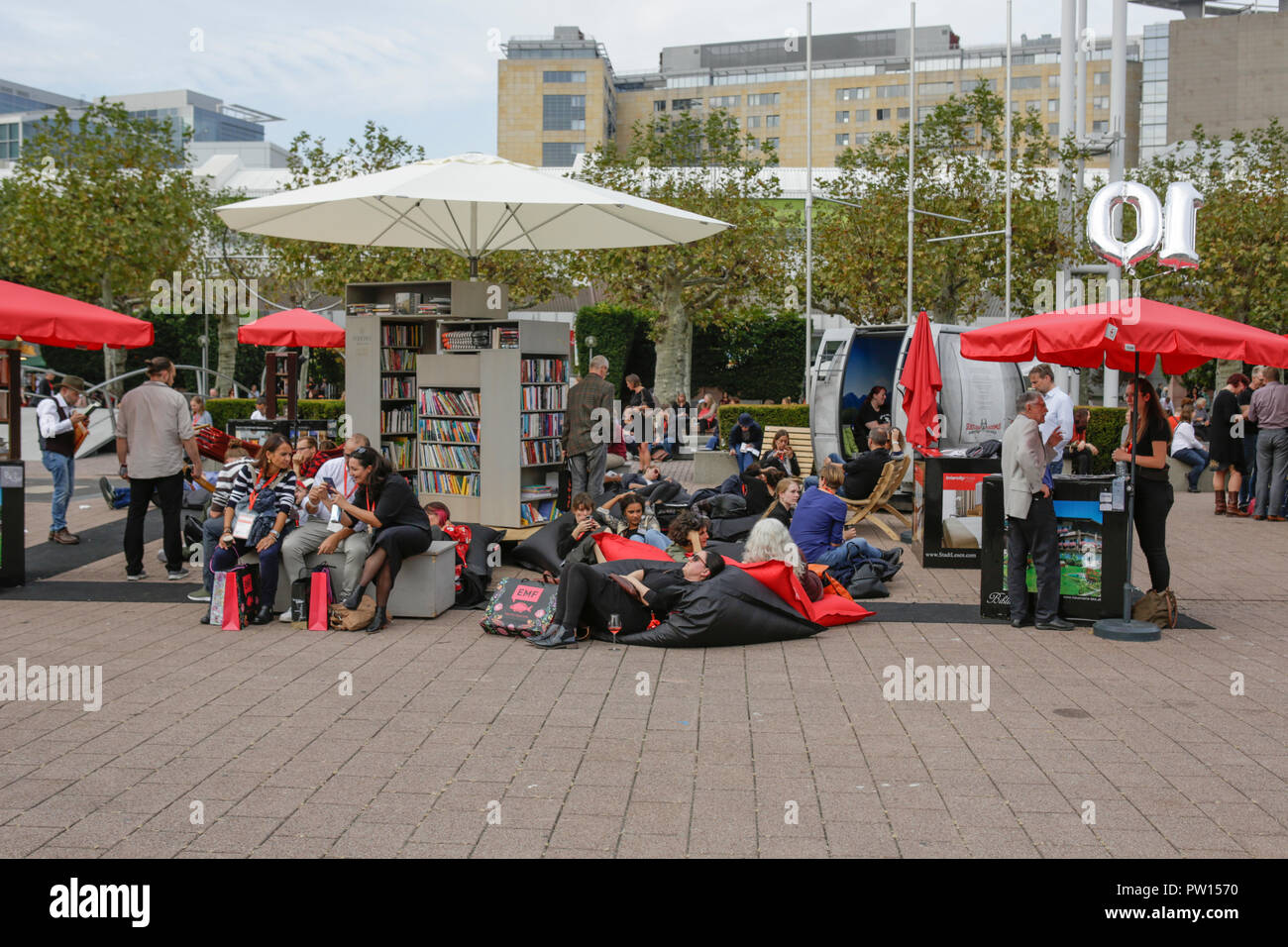 Francoforte, Germania. 11 ottobre 2018. Gli ospiti godono di qualche lettura nell'area esterna della Fiera del Libro di Francoforte. In occasione del settantesimo Frankfurt Book Fair 2018 è la più grande fiera del libro con più di 7.000 espositori e oltre 250.000 visitatori attesi. Esso è aperto a partire dal decimo al quattordicesimo mese di ottobre con gli ultimi due giorni essendo aperto al pubblico in generale. Foto Stock