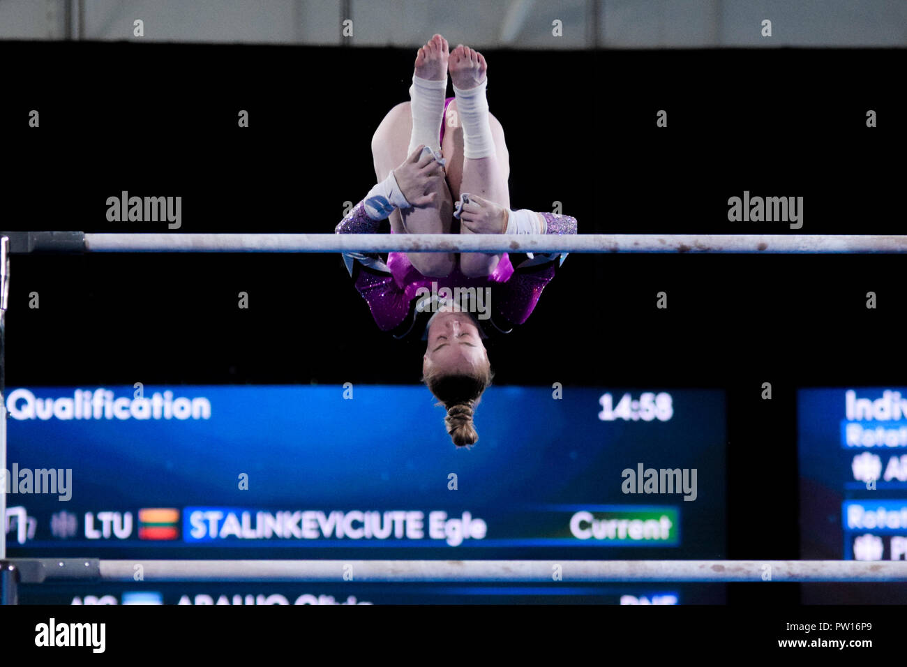 Buenos Aires, Buenos Aires, Argentina. 9 Ott, 2018. Egle stankeviciute di Lituania visto in azione durante il gioco in cui ha rifinito in sedicesima posizione in barre asimmetrica della concorrenza. Credito: Fernando Oduber SOPA/images/ZUMA filo/Alamy Live News Foto Stock