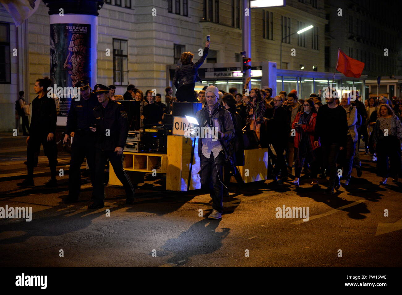 Vienna, Austria. Ottobre 11, 2018. Le manifestazioni del giovedì contro l'attuale governo federale sono riattivate. Le proteste proseguiranno ogni settimana in varie località di Vienna. Credit: Franz PERC / Alamy Live News Foto Stock